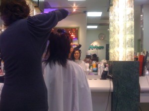 Yenari getting her hair cut