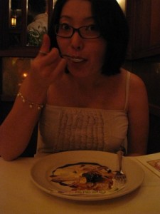 Yenari finishing off her dessert